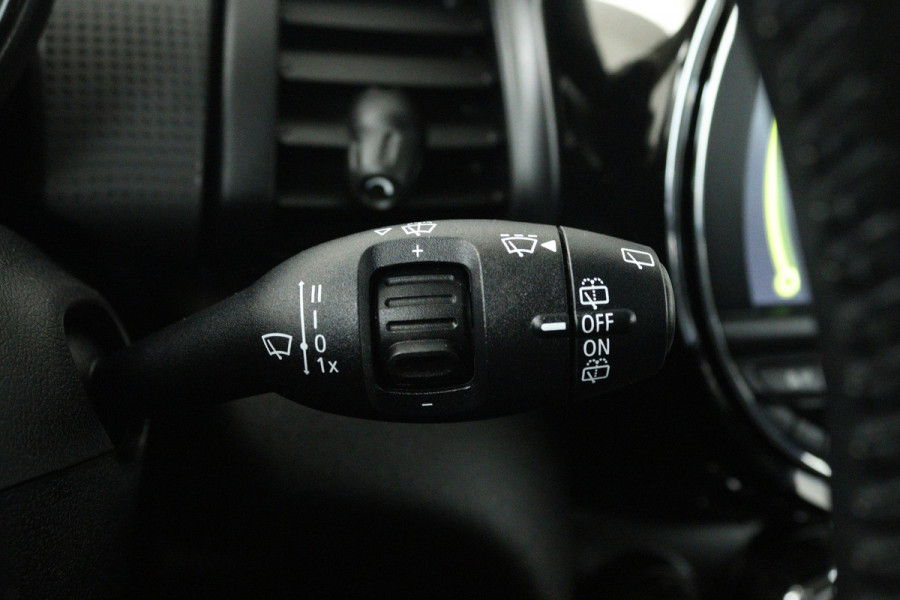 MINI Mini 1.5 Cooper Business (NAVIGATIE, CRUISE, PARKEERSENSOREN, STUURBEDIENING)