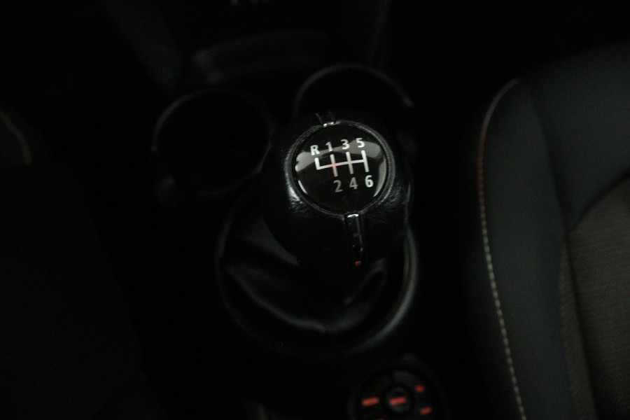 MINI Mini 1.5 Cooper Business (NAVIGATIE, CRUISE, PARKEERSENSOREN, STUURBEDIENING)