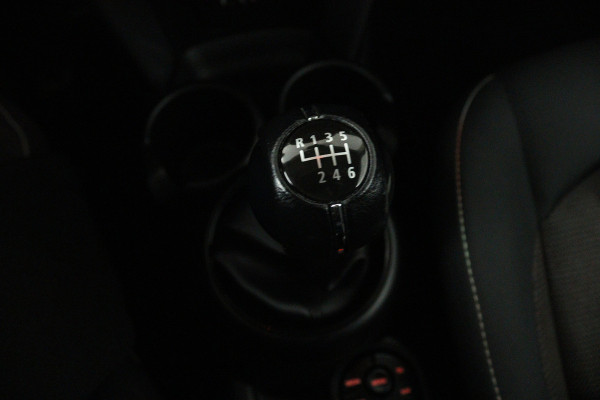 MINI Mini 1.5 Cooper Business (NAVIGATIE, CRUISE, PARKEERSENSOREN, STUURBEDIENING)