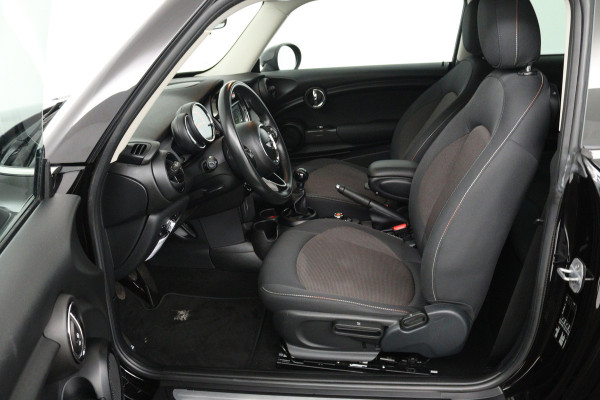 MINI Mini 1.5 Cooper Business (NAVIGATIE, CRUISE, PARKEERSENSOREN, STUURBEDIENING)