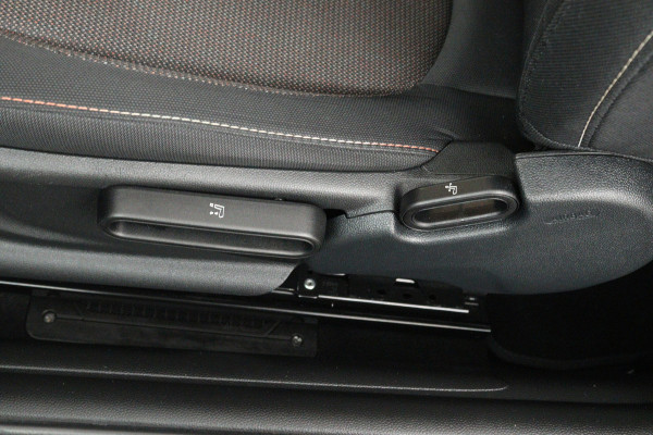 MINI Mini 1.5 Cooper Business (NAVIGATIE, CRUISE, PARKEERSENSOREN, STUURBEDIENING)
