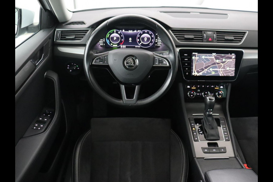 Škoda Superb 1.4 TSI iV Business Edition Plus | SOH 88,8% | Panoramadak | Leder/Alcantara | Stoelverwarming | Camera | Carplay | Park Assist | Virtual Cockpit | Achterbankverwarming | PHEV | Plug In