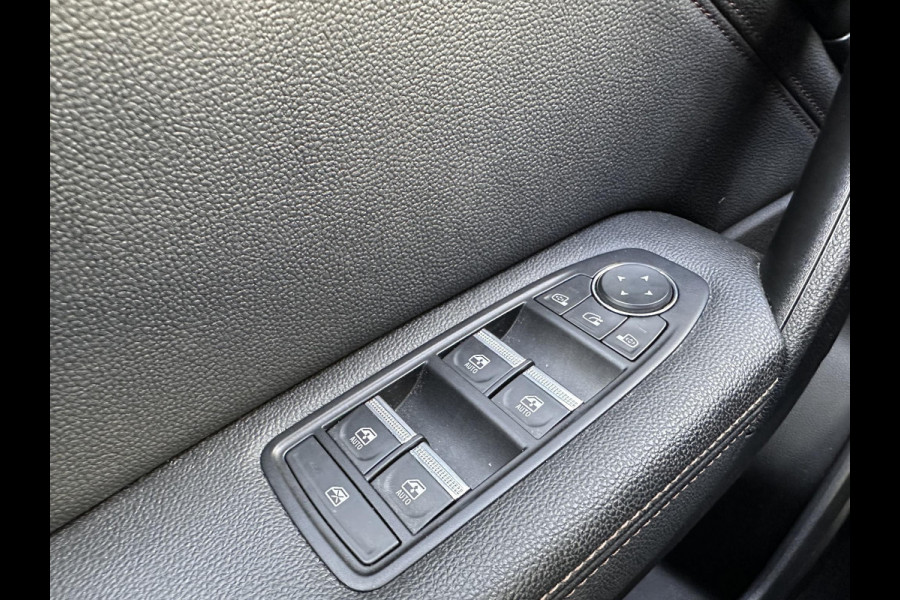 Renault Captur 1.6 E-Tech Plug-in Hybrid 160 Initiale Paris | TWO TONE | Leder | stuur/stoelverwarming | DAB Ontvanger |