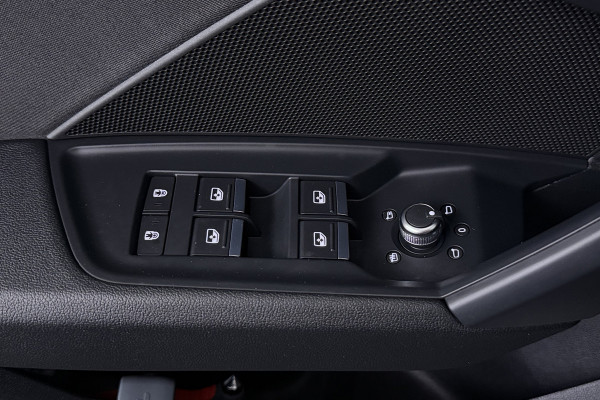 Audi A3 Sportback 30 TFSI Business edition (PANORAMADAK, STOELVERWARMING, TREKHAAK AFNEEMBAAR, ADAPTIVE CRUISE, 1e EIGENAAR)