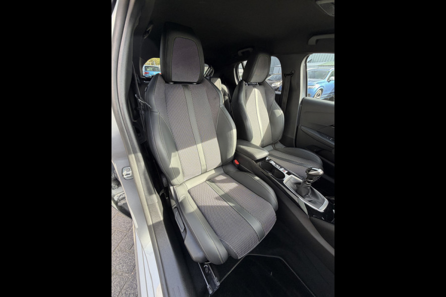 Peugeot 208 100pk GT (Camera - Keyless Entry - Parkeersensoren V+A - LED - Navigatie - Automatische Airco - Draadloos laden - Apple Carplay
