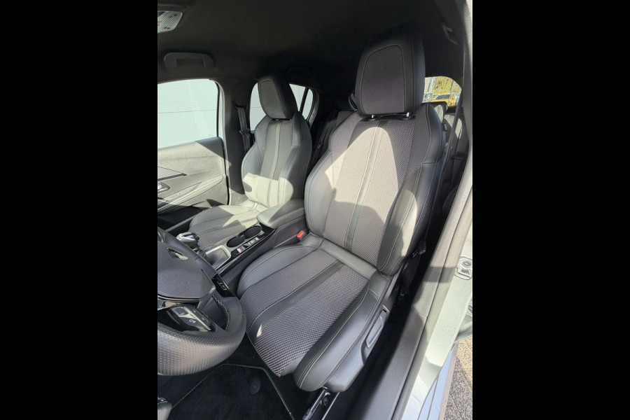 Peugeot 208 100pk GT (Camera - Keyless Entry - Parkeersensoren V+A - LED - Navigatie - Automatische Airco - Draadloos laden - Apple Carplay