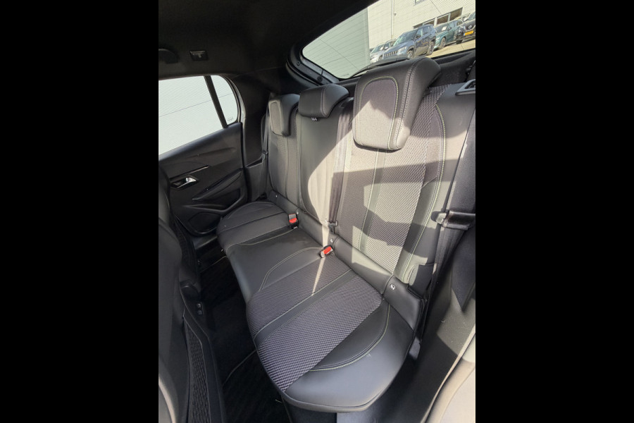 Peugeot 208 100pk GT (Camera - Keyless Entry - Parkeersensoren V+A - LED - Navigatie - Automatische Airco - Draadloos laden - Apple Carplay