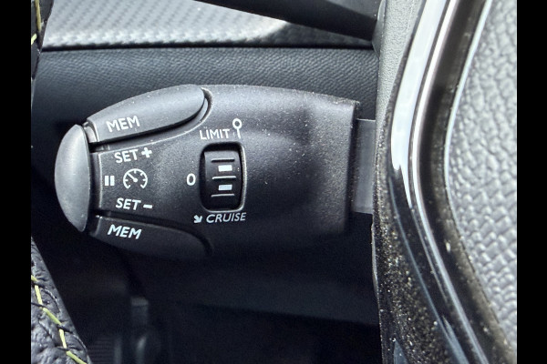 Peugeot 208 100pk GT (Camera - Keyless Entry - Parkeersensoren V+A - LED - Navigatie - Automatische Airco - Draadloos laden - Apple Carplay