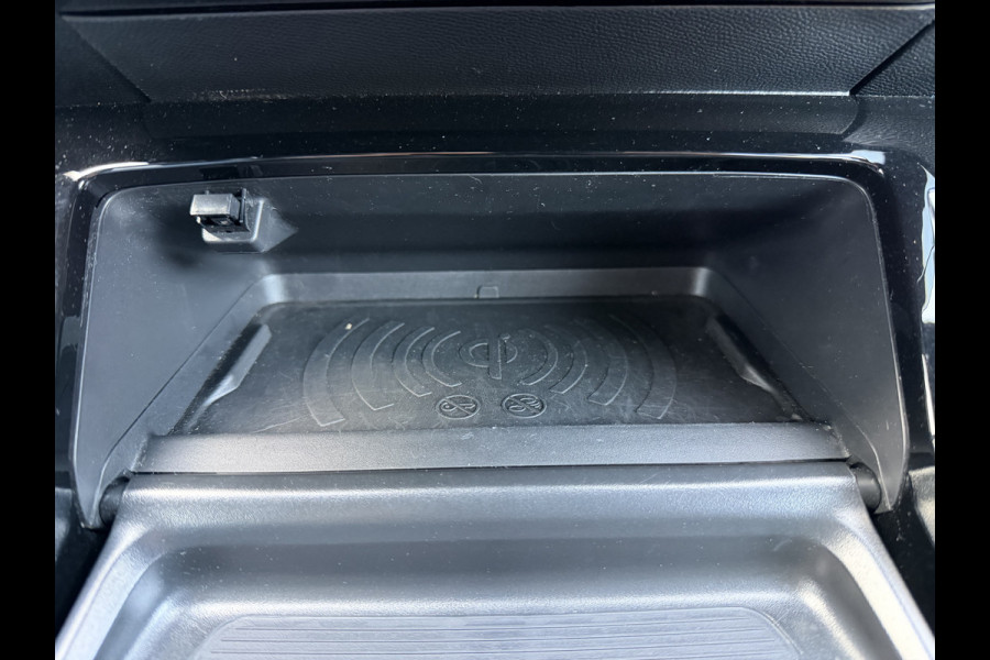 Peugeot 208 100pk GT (Camera - Keyless Entry - Parkeersensoren V+A - LED - Navigatie - Automatische Airco - Draadloos laden - Apple Carplay