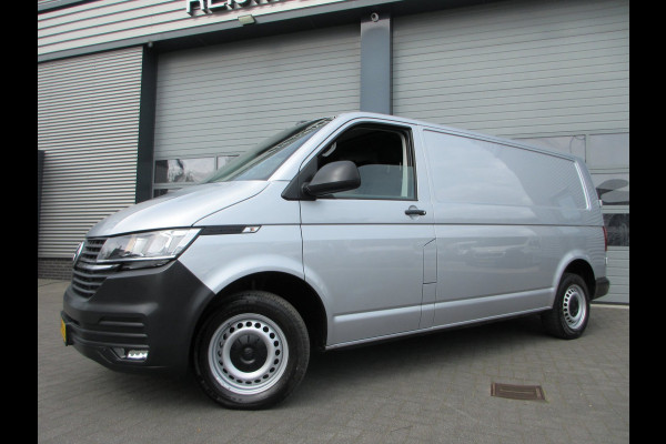 Volkswagen Transporter 2.0 TDI L2H1 150 pk automaat , 3 zits , navigatie , airco camera