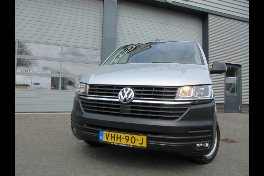 Volkswagen Transporter 2.0 TDI L2H1 150 pk automaat , 3 zits , navigatie , airco camera
