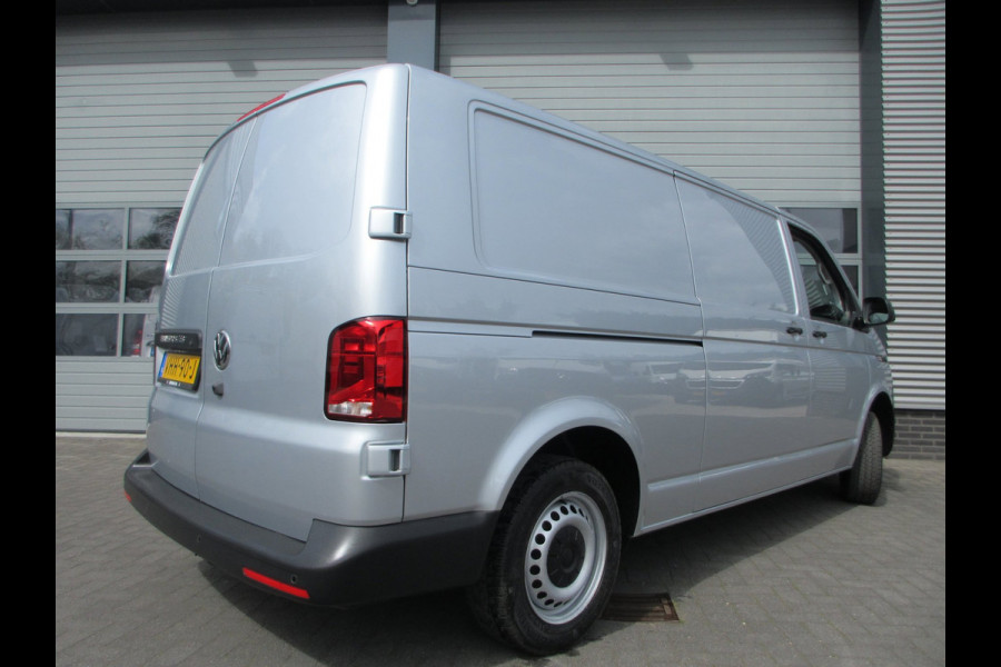 Volkswagen Transporter 2.0 TDI L2H1 150 pk automaat , 3 zits , navigatie , airco camera