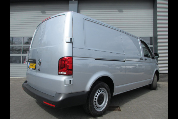 Volkswagen Transporter 2.0 TDI L2H1 150 pk automaat , 3 zits , navigatie , airco camera