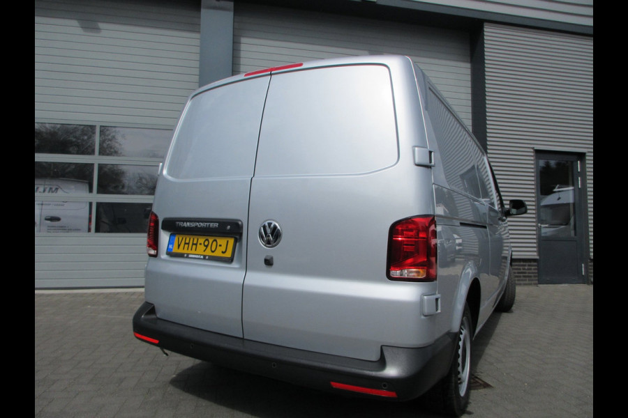 Volkswagen Transporter 2.0 TDI L2H1 150 pk automaat , 3 zits , navigatie , airco camera