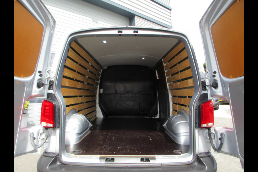 Volkswagen Transporter 2.0 TDI L2H1 150 pk automaat , 3 zits , navigatie , airco camera