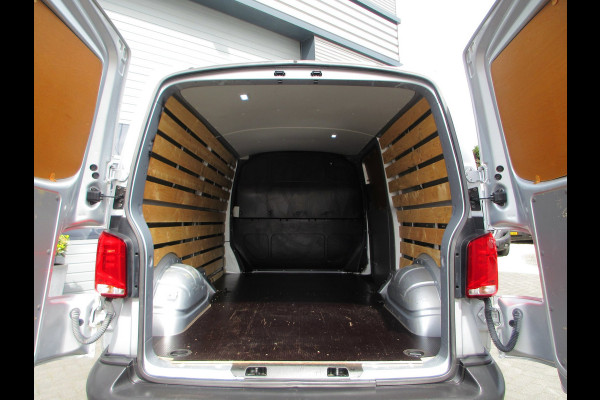Volkswagen Transporter 2.0 TDI L2H1 150 pk automaat , 3 zits , navigatie , airco camera