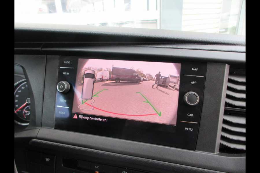 Volkswagen Transporter 2.0 TDI L2H1 150 pk automaat , 3 zits , navigatie , airco camera
