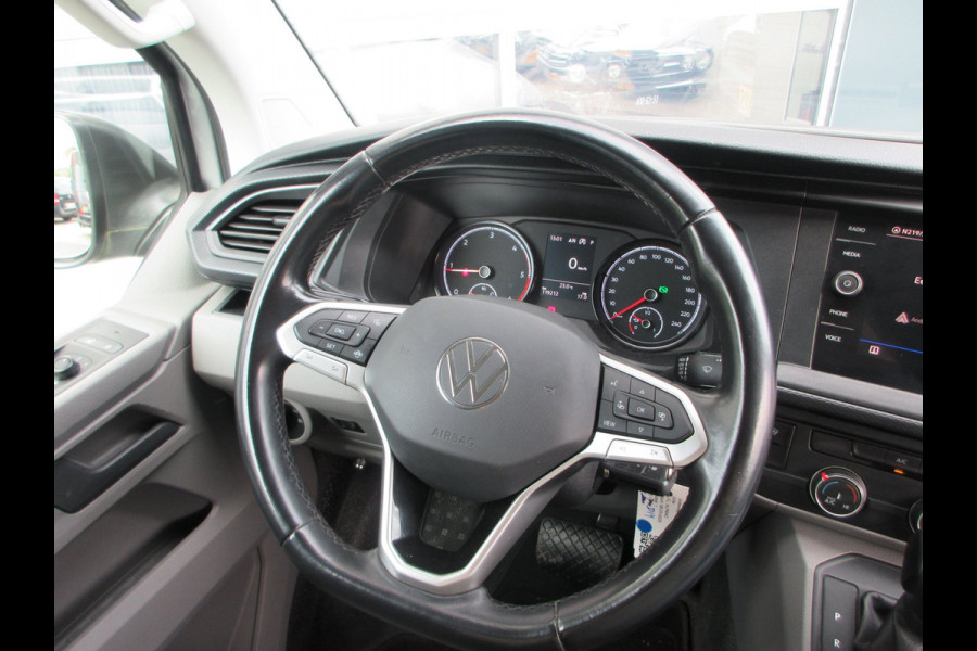 Volkswagen Transporter 2.0 TDI L2H1 150 pk automaat , 3 zits , navigatie , airco camera