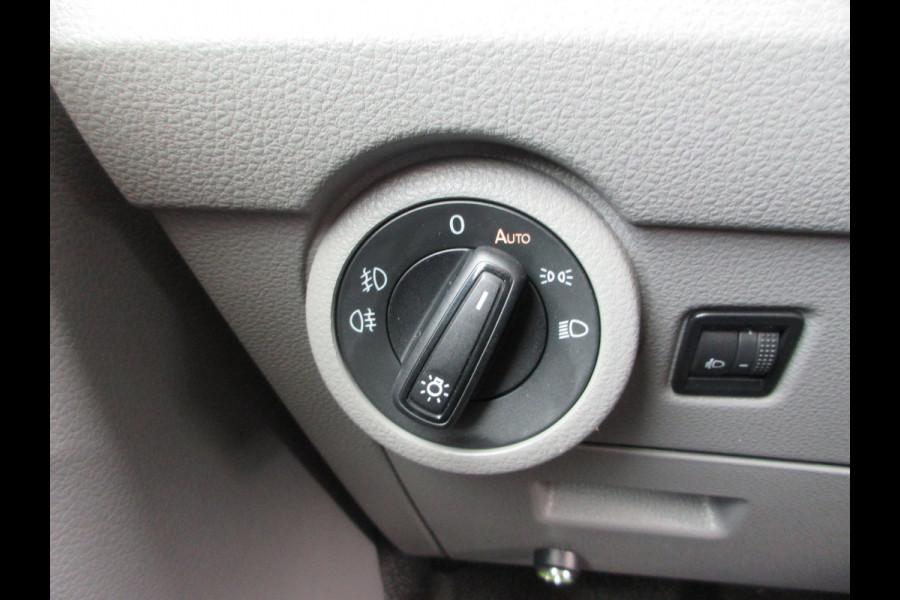 Volkswagen Transporter 2.0 TDI L2H1 150 pk automaat , 3 zits , navigatie , airco camera