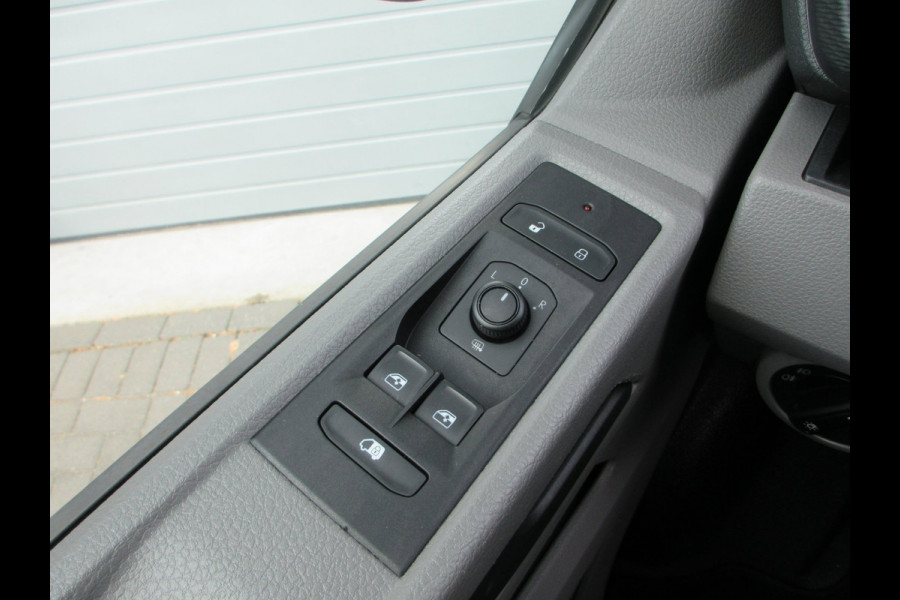 Volkswagen Transporter 2.0 TDI L2H1 150 pk automaat , 3 zits , navigatie , airco camera