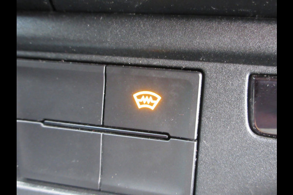 Volkswagen Transporter 2.0 TDI L2H1 150 pk automaat , 3 zits , navigatie , airco camera