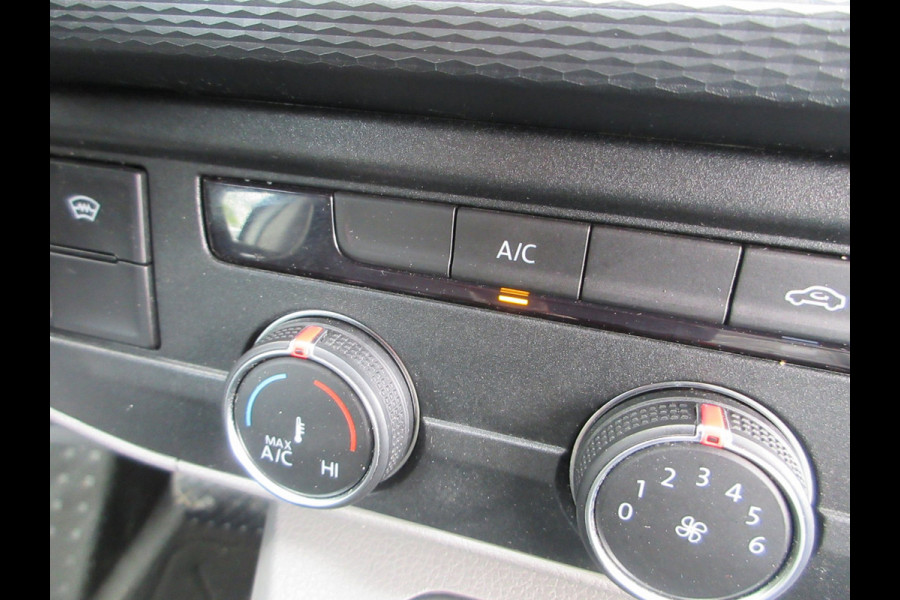 Volkswagen Transporter 2.0 TDI L2H1 150 pk automaat , 3 zits , navigatie , airco camera