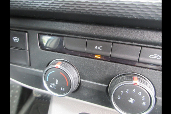 Volkswagen Transporter 2.0 TDI L2H1 150 pk automaat , 3 zits , navigatie , airco camera