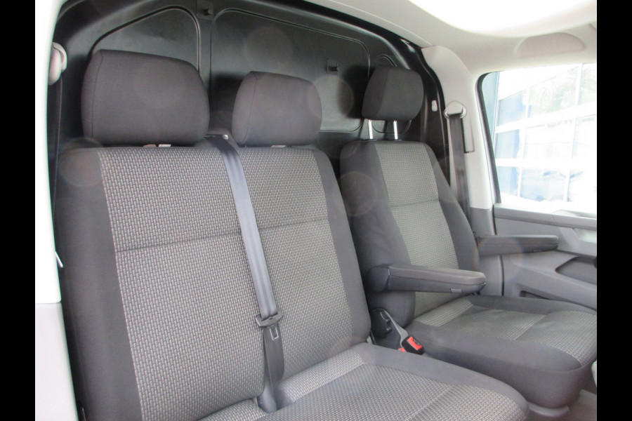 Volkswagen Transporter 2.0 TDI L2H1 150 pk automaat , 3 zits , navigatie , airco camera