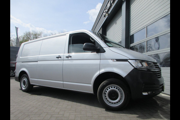 Volkswagen Transporter 2.0 TDI L2H1 150 pk automaat , 3 zits , navigatie , airco camera
