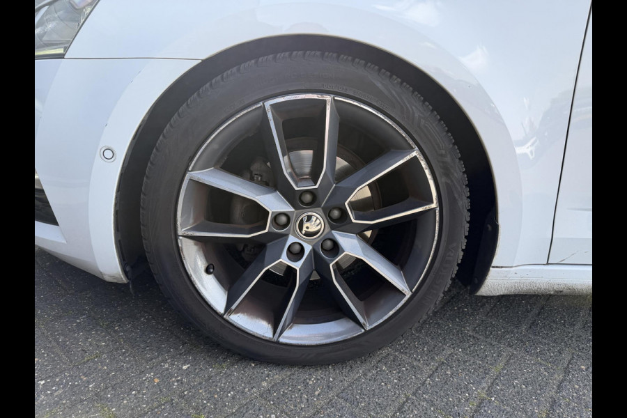 Škoda Octavia Combi 2.0 TDI Greentech Style Business | Panoramdak | Navigatie | DAB | Lichtmetalen Velgen | Carplay |