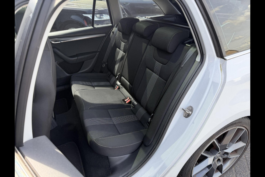 Škoda Octavia Combi 2.0 TDI Greentech Style Business | Panoramdak | Navigatie | DAB | Lichtmetalen Velgen | Carplay |