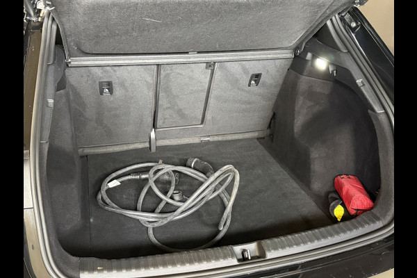 Audi Q4 e-tron 50 quattro Launch edition S Competition 77 kWh | Pano | 2x S-line | Warmtepomp