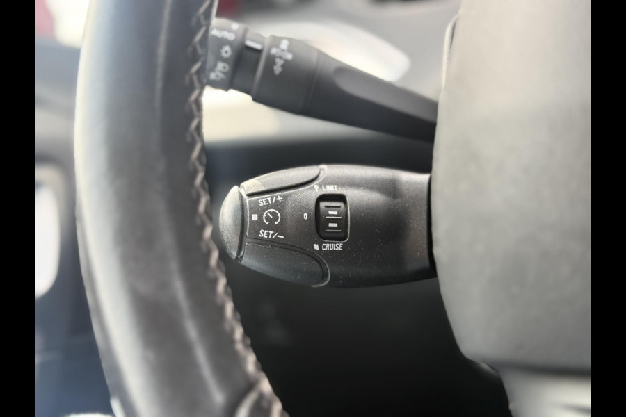 Peugeot 2008 1.2 PureTech Allure 1e Eigenaar|Navi|Camera|Clima|Cruise|Trekhaak|D-riem v.v. in 2024|Carplay|N.A.P|APK tot 03-2027