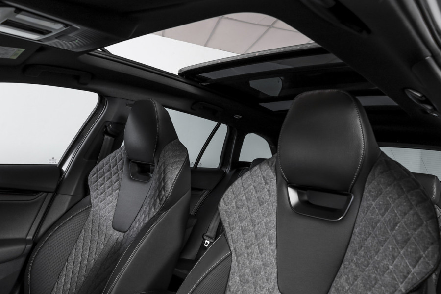 Škoda Octavia Combi 1.5 TSI MHEV 150 PK Sportline Tour | S/K-Panodak | Elek. Trekhaak | Matrix Led | Adapt. Cruise | Winterpakket | 13 inch Navi | Camera | NAV + App. Connect | ECC | Elek. Klep | LM 18" | 3196