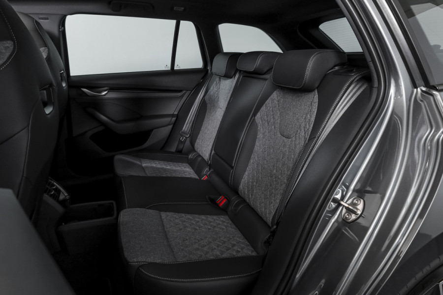 Škoda Octavia Combi 1.5 TSI MHEV 150 PK Sportline Tour | S/K-Panodak | Elek. Trekhaak | Matrix Led | Adapt. Cruise | Winterpakket | 13 inch Navi | Camera | NAV + App. Connect | ECC | Elek. Klep | LM 18" | 3196