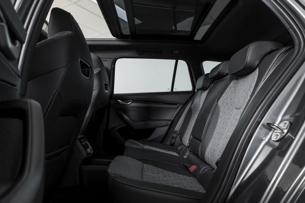 Škoda Octavia Combi 1.5 TSI MHEV 150 PK Sportline Tour | S/K-Panodak | Elek. Trekhaak | Matrix Led | Adapt. Cruise | Winterpakket | 13 inch Navi | Camera | NAV + App. Connect | ECC | Elek. Klep | LM 18" | 3196