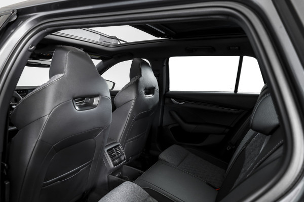 Škoda Octavia Combi 1.5 TSI MHEV 150 PK Sportline Tour | S/K-Panodak | Elek. Trekhaak | Matrix Led | Adapt. Cruise | Winterpakket | 13 inch Navi | Camera | NAV + App. Connect | ECC | Elek. Klep | LM 18" | 3196