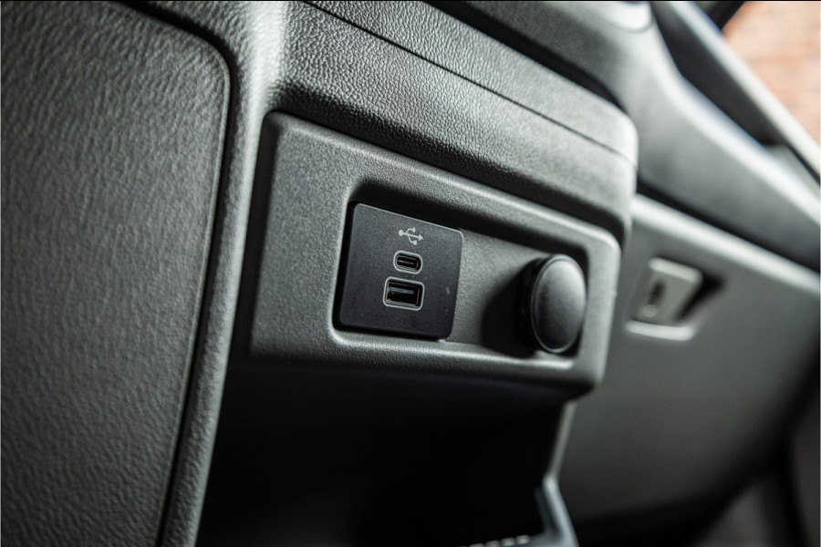 Ford Transit Custom 320 2.0 TDCI 170 PK L2H1 DC | Dubbel Cabine | ACC | Blind Spot | Navigatie | Camera | CarPlay | Lane Assist | Trekhaak | BPM VRIJ | Verlengde fabrieksgarantie tot 12-2029