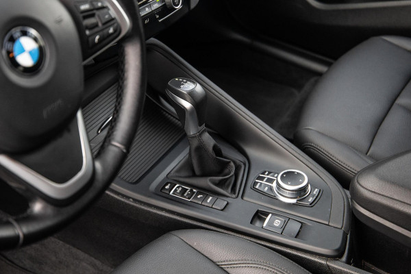 BMW X1 xDrive25e Executive X CAMERA / CARPLAY / HEAD UP DISPLAY / LEDER / LED / CRUISE CONTROLE / STOELVERWARMING