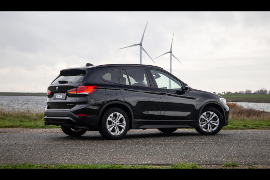BMW X1 xDrive25e Executive X CAMERA / CARPLAY / HEAD UP DISPLAY / LEDER / LED / CRUISE CONTROLE / STOELVERWARMING