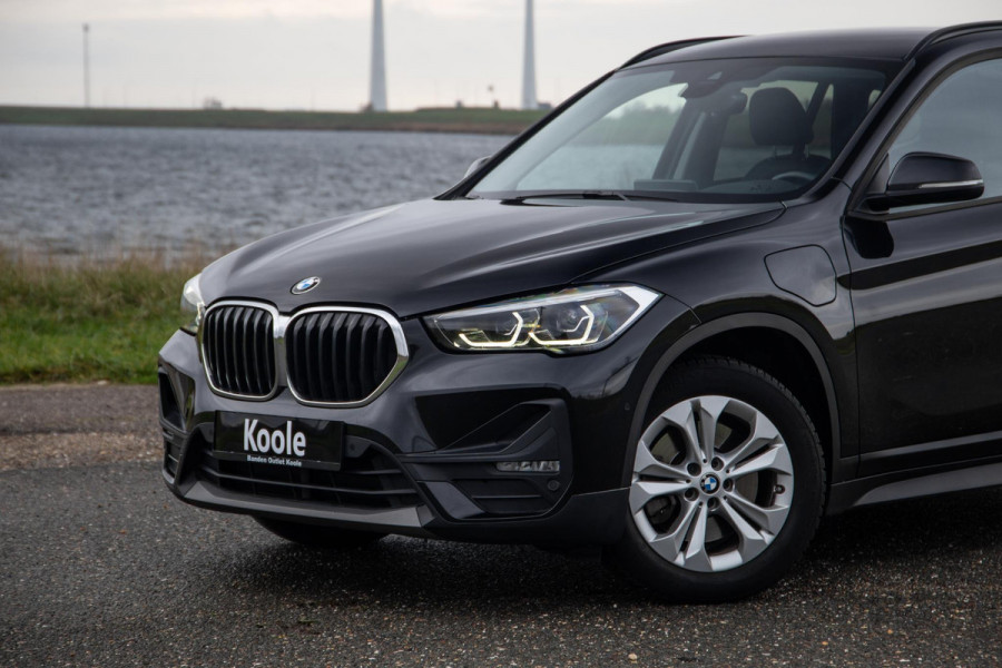 BMW X1 xDrive25e Executive X CAMERA / CARPLAY / HEAD UP DISPLAY / LEDER / LED / CRUISE CONTROLE / STOELVERWARMING