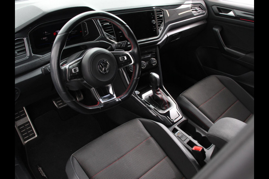 Volkswagen T-Roc 1.5 TSI Sport R-Design Automaat Navigatie Stoelverwarming Afneembare trekhaak Sfeerverlichting LED Lichtmetalen velgen Adaptieve cruise control Apple Carplay/ Andriod Auto Digitale cockpit