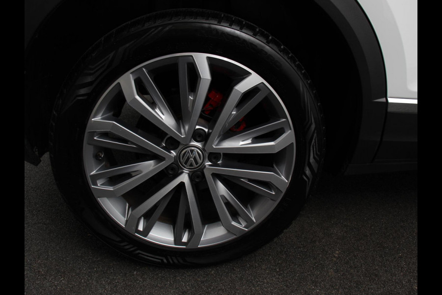 Volkswagen T-Roc 1.5 TSI Sport R-Design Automaat Navigatie Stoelverwarming Afneembare trekhaak Sfeerverlichting LED Lichtmetalen velgen Adaptieve cruise control Apple Carplay/ Andriod Auto Digitale cockpit