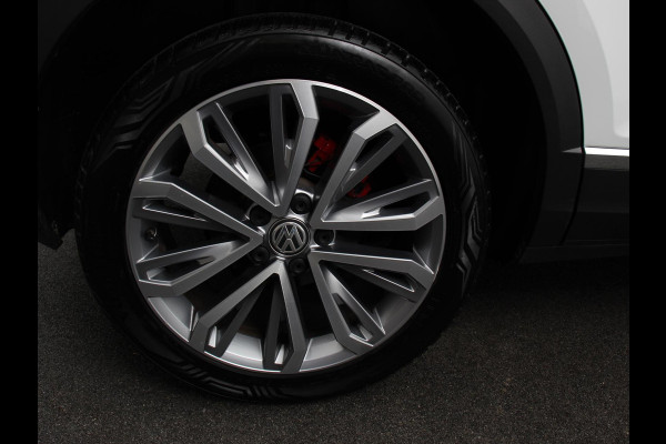 Volkswagen T-Roc 1.5 TSI Sport R-Design Automaat Navigatie Stoelverwarming Afneembare trekhaak Sfeerverlichting LED Lichtmetalen velgen Adaptieve cruise control Apple Carplay/ Andriod Auto Digitale cockpit