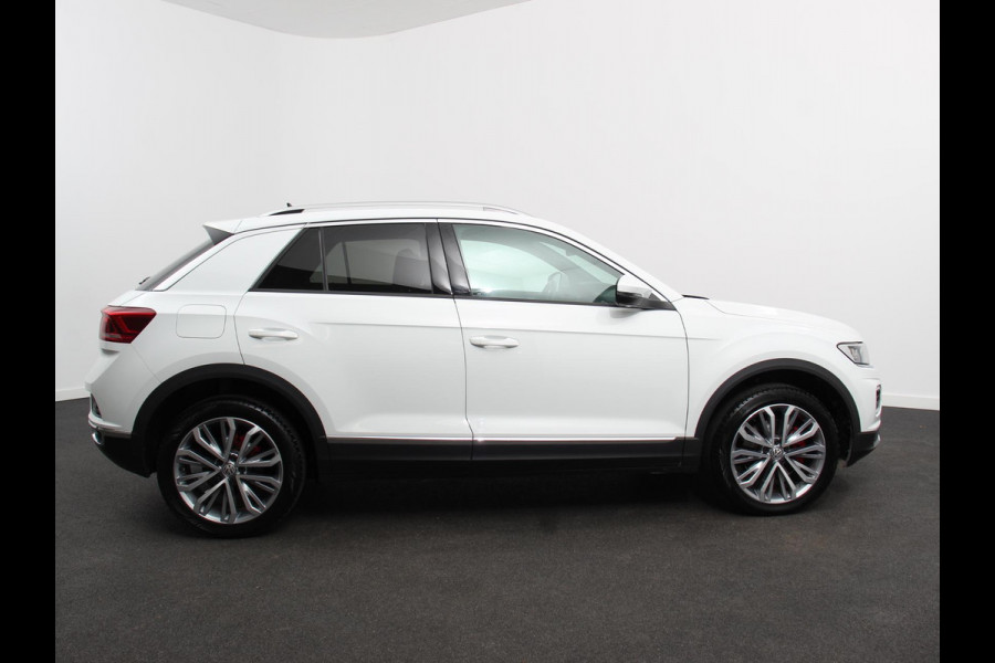 Volkswagen T-Roc 1.5 TSI Sport R-Design Automaat Navigatie Stoelverwarming Afneembare trekhaak Sfeerverlichting LED Lichtmetalen velgen Adaptieve cruise control Apple Carplay/ Andriod Auto Digitale cockpit