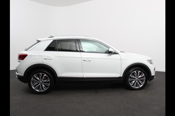 Volkswagen T-Roc 1.5 TSI Sport R-Design Automaat Navigatie Stoelverwarming Afneembare trekhaak Sfeerverlichting LED Lichtmetalen velgen Adaptieve cruise control Apple Carplay/ Andriod Auto Digitale cockpit