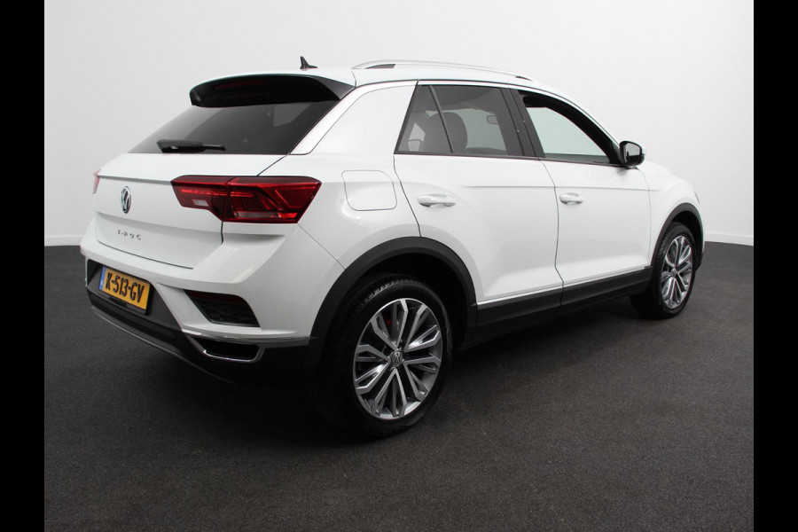 Volkswagen T-Roc 1.5 TSI Sport R-Design Automaat Navigatie Stoelverwarming Afneembare trekhaak Sfeerverlichting LED Lichtmetalen velgen Adaptieve cruise control Apple Carplay/ Andriod Auto Digitale cockpit