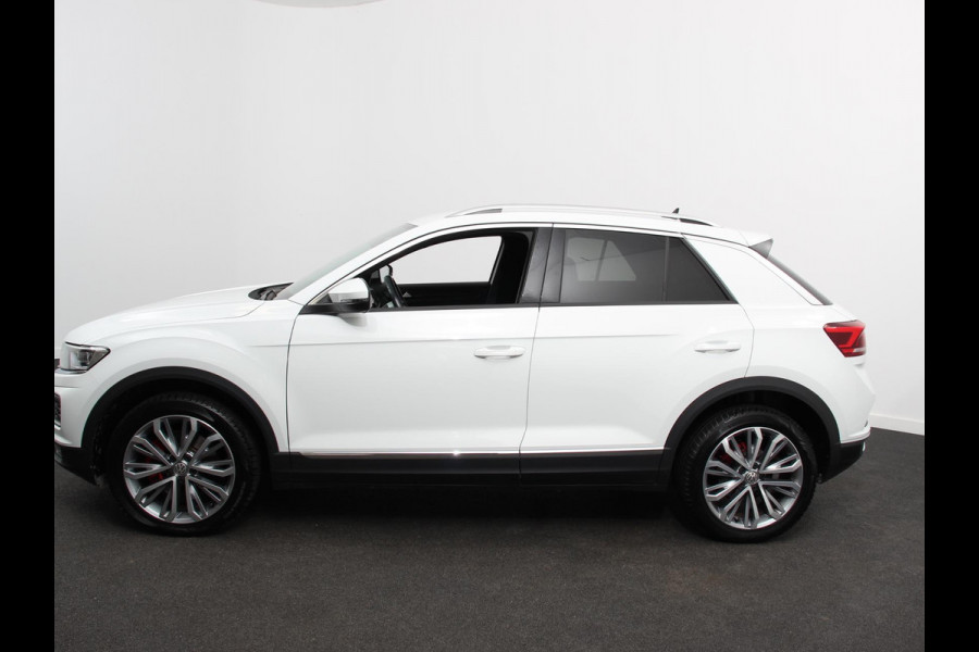 Volkswagen T-Roc 1.5 TSI Sport R-Design Automaat Navigatie Stoelverwarming Afneembare trekhaak Sfeerverlichting LED Lichtmetalen velgen Adaptieve cruise control Apple Carplay/ Andriod Auto Digitale cockpit