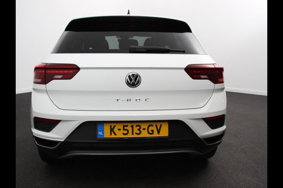 Volkswagen T-Roc 1.5 TSI Sport R-Design Automaat Navigatie Stoelverwarming Afneembare trekhaak Sfeerverlichting LED Lichtmetalen velgen Adaptieve cruise control Apple Carplay/ Andriod Auto Digitale cockpit