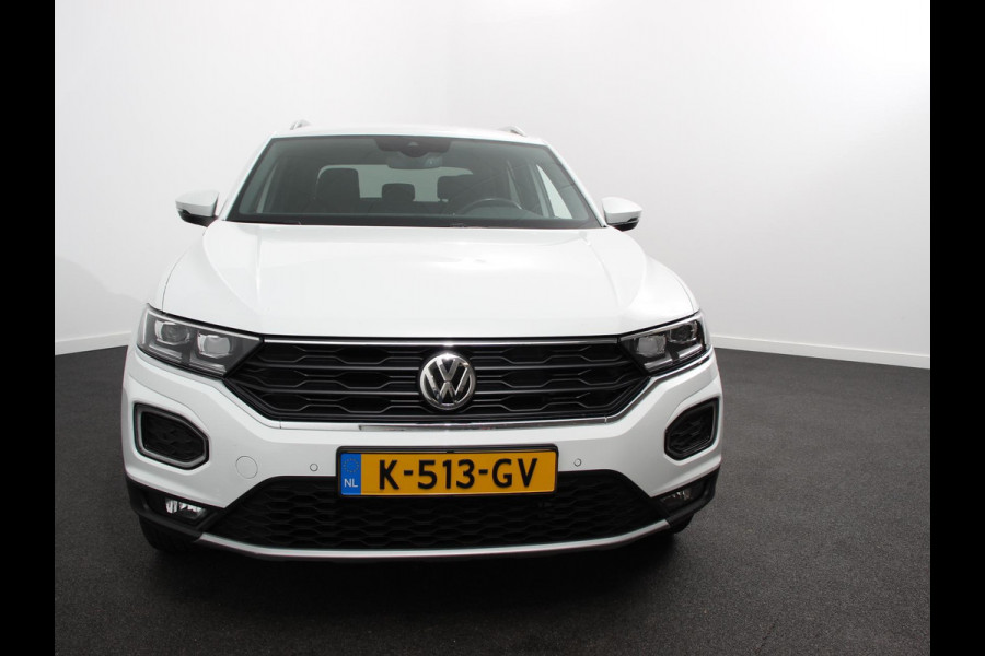 Volkswagen T-Roc 1.5 TSI Sport R-Design Automaat Navigatie Stoelverwarming Afneembare trekhaak Sfeerverlichting LED Lichtmetalen velgen Adaptieve cruise control Apple Carplay/ Andriod Auto Digitale cockpit